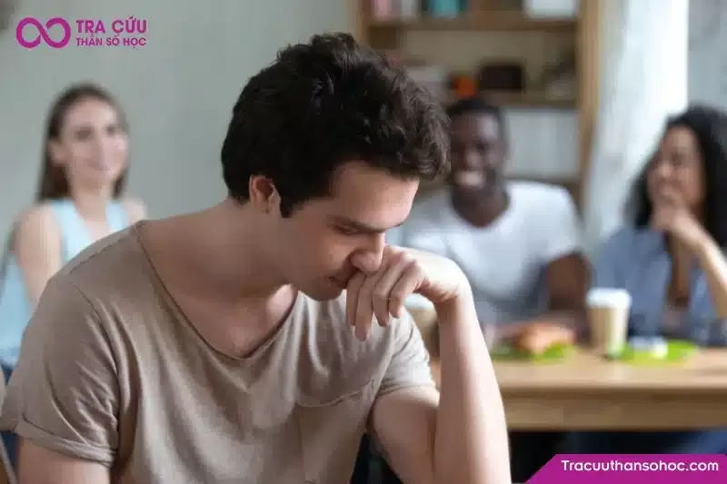 Một người đàn ông đang lo lắng, thể hiện sự thiếu tự tin và hoang mang khi đối mặt với tình huống bất ngờ