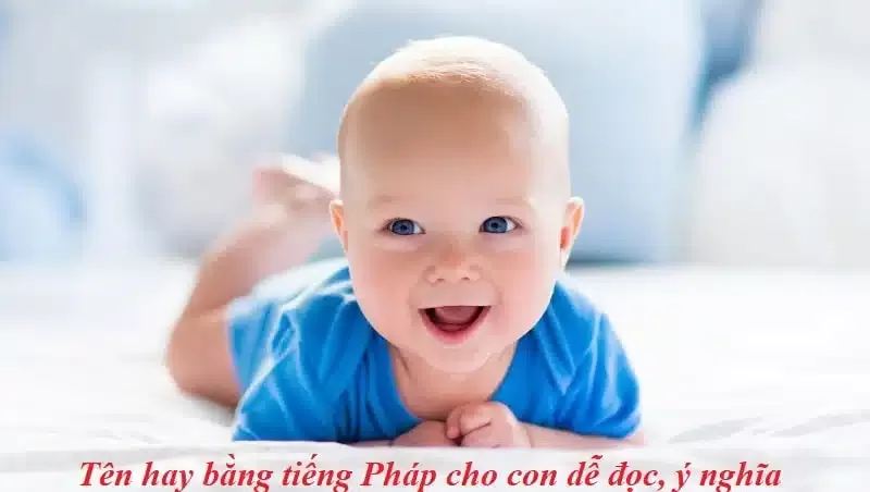 Một gia đình với ba mẹ và hai con đang hạnh phúc dạo chơi