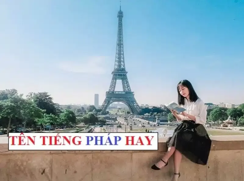 Một đứa trẻ đang cười tươi tắn với vẻ mặt hồn nhiên
